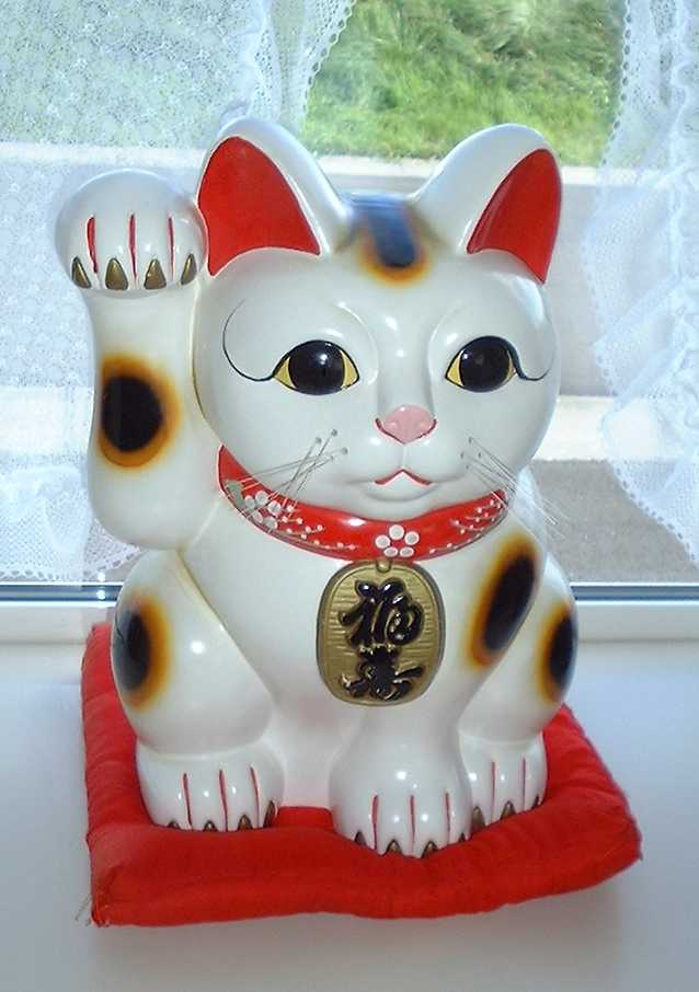 Maneki-neko figurine photographed in Hokkaido, Japan